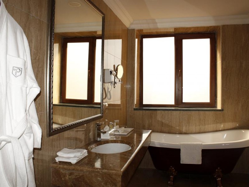 Bathroom-at-Paris-Hotel