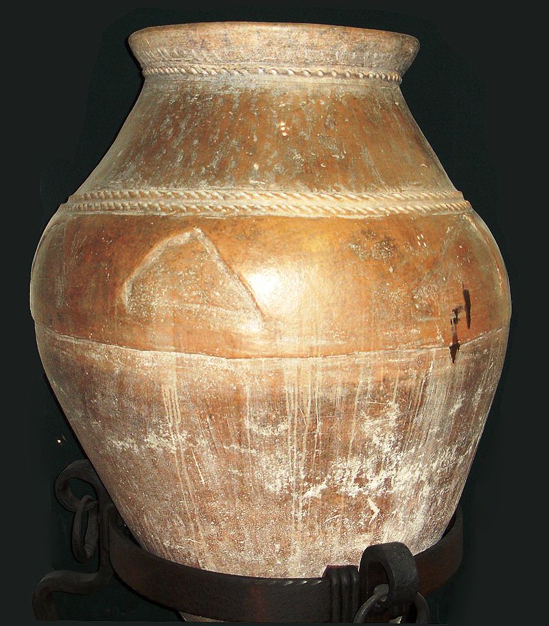 800px-Urartian_pottery,_Erebuni_museum_1a