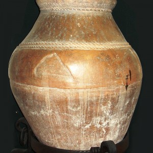800px-Urartian_pottery,_Erebuni_museum_1a