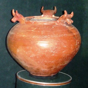 800px-Urartian_pottery,_Erebuni_museum_6a