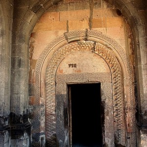 800px-Khor_Virap._Entrance_to_cellar